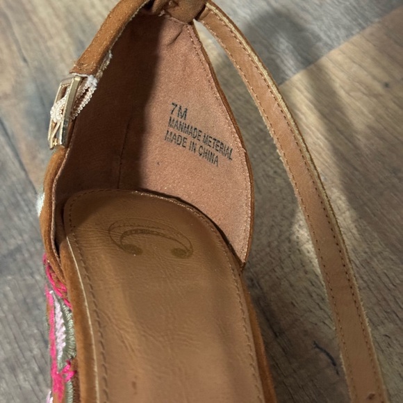 Embroidered Detailing Heels - Picture 4 of 4